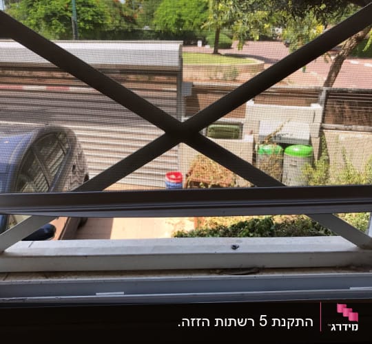 רשת נגד יתושים מותקנת בחלון אלומיניום